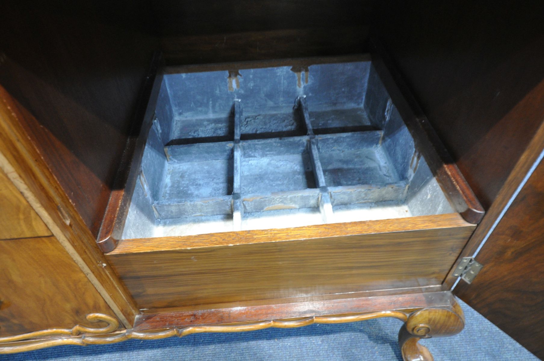 AN EARLY 20TH WALNUT QUEEN ANNE STYLE SIDEBOARD, with a raised back, an arrangement of drawers and - Image 4 of 5