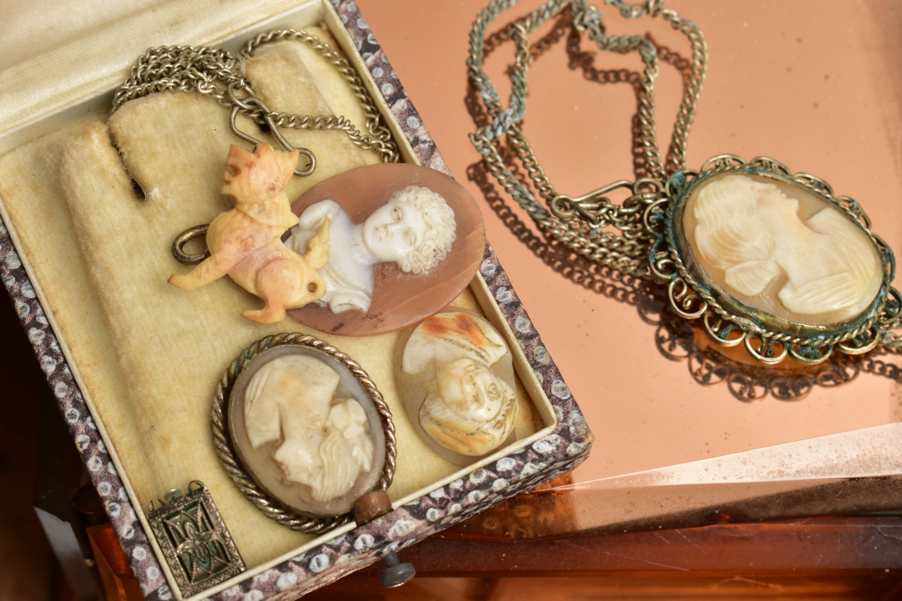 A BOX OF ASSORTED ITEMS, to include various early to mid-20th century costume jewellery pieces, - Image 11 of 13