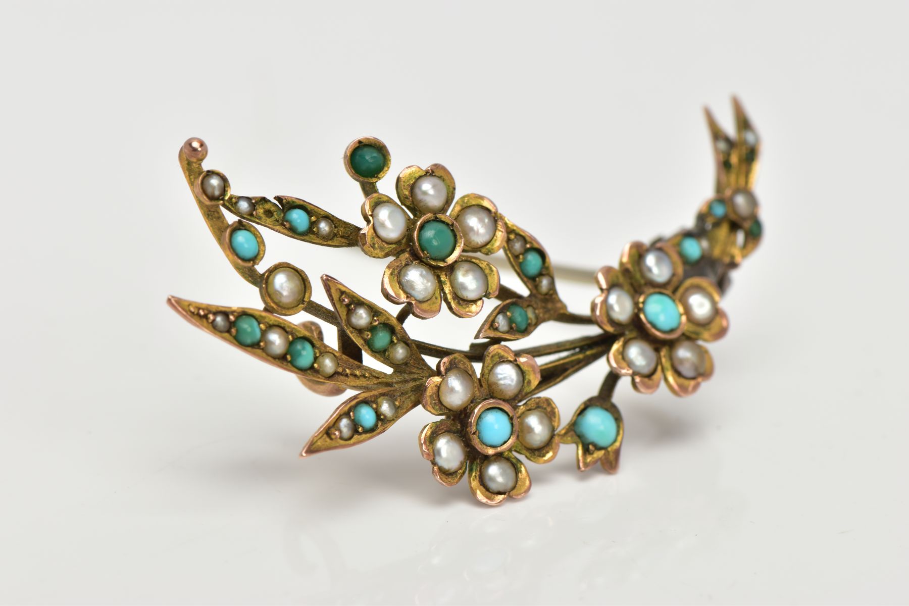 A YELLOW METAL FLORAL BROOCH, floral spray brooch set with turquoise cabochons and seed pearls, - Image 2 of 5