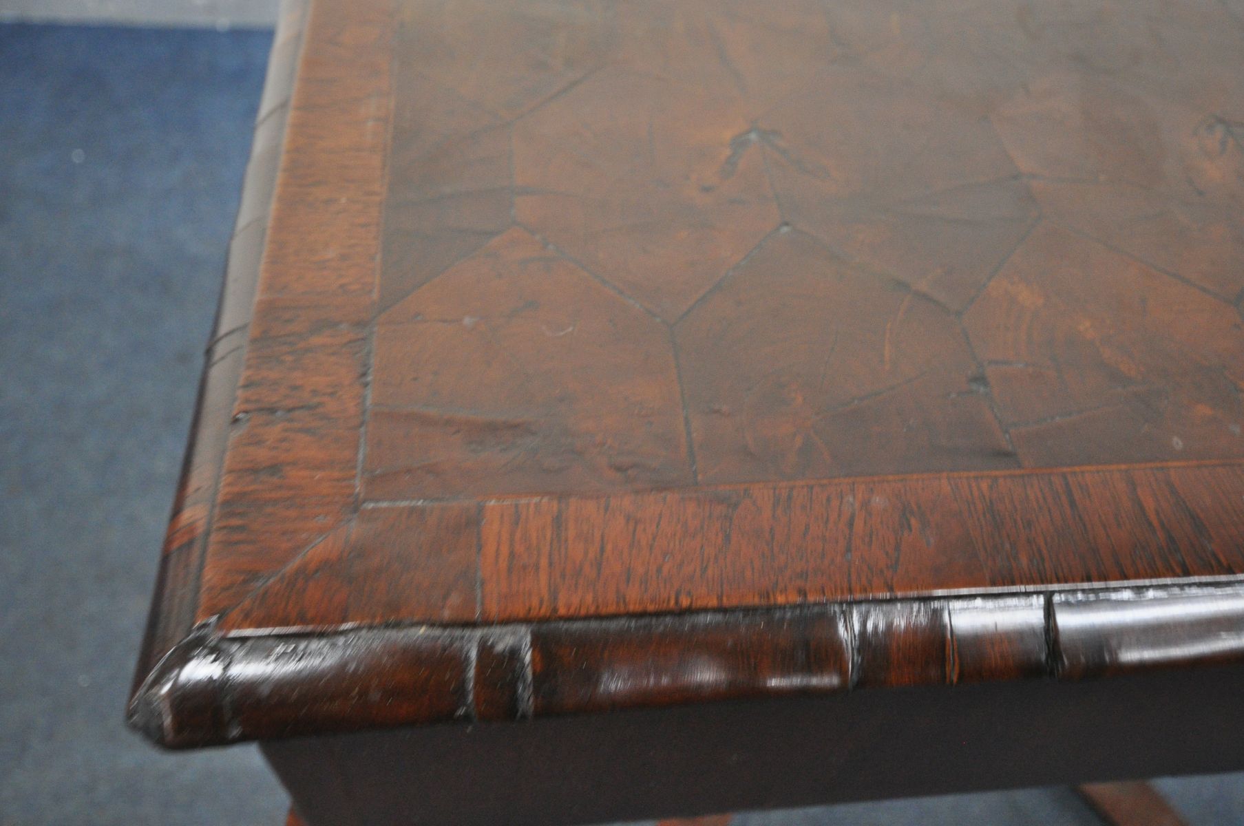 A 19TH CENTURY WALNUT AND MAHOGANY CENTRE TABLE, in the 17th century style, the top decorated with - Bild 4 aus 11