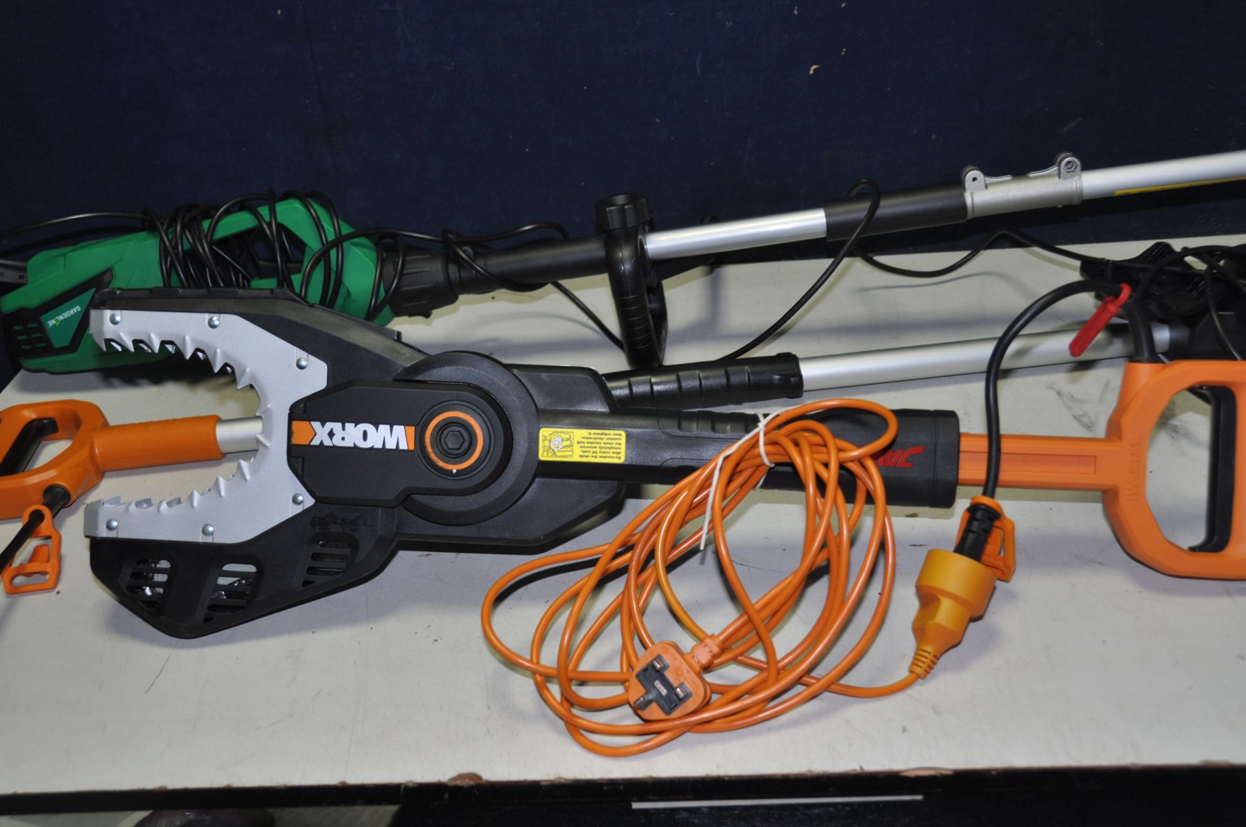 A WORX JAWSAW BRANCH TRIMMING CHAINSAW with extension pole and a Gardenline long arm angled hedge - Image 2 of 3