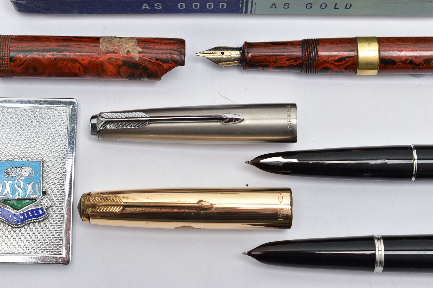 A SELECTION OF WRITING EQUPIMENT, to include a black lacquer and rolled gold lidded 'Parker' - Bild 2 aus 7