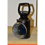AN EARLY 20TH CENTURY BRITISH RAILWAYS GUARDS HEADLAMP/ SIGNALLING LAMP, japanned metalwork, carry