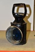 AN EARLY 20TH CENTURY BRITISH RAILWAYS GUARDS HEADLAMP/ SIGNALLING LAMP, japanned metalwork, carry