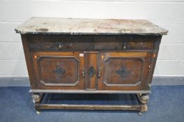 AN EARLY 20TH CENTURY OAK SIDEBOARD, width 120cm x depth 44cm x height 88cm (condition:-ideal for