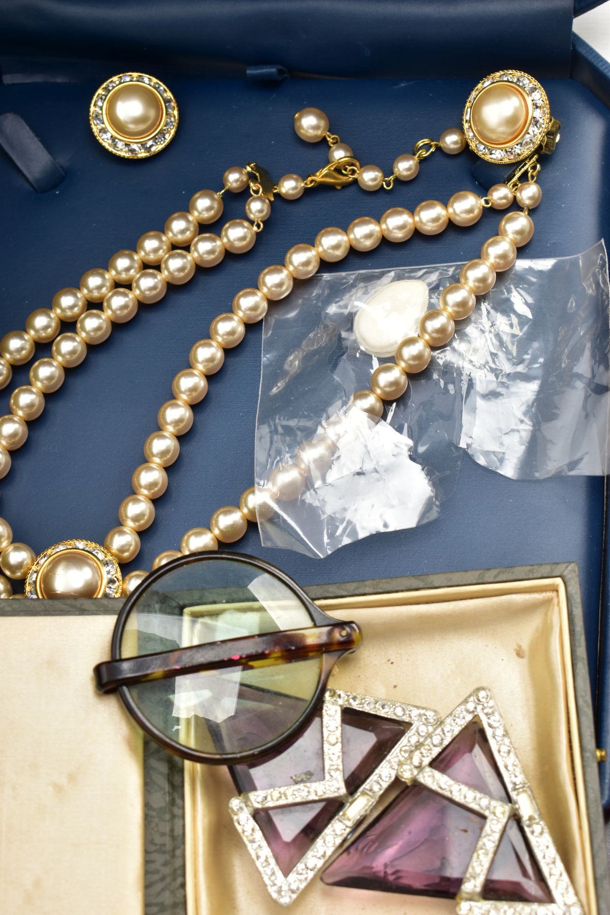 A BOX OF ASSORTED ITEMS, to include various early to mid-20th century costume jewellery pieces, - Image 13 of 13