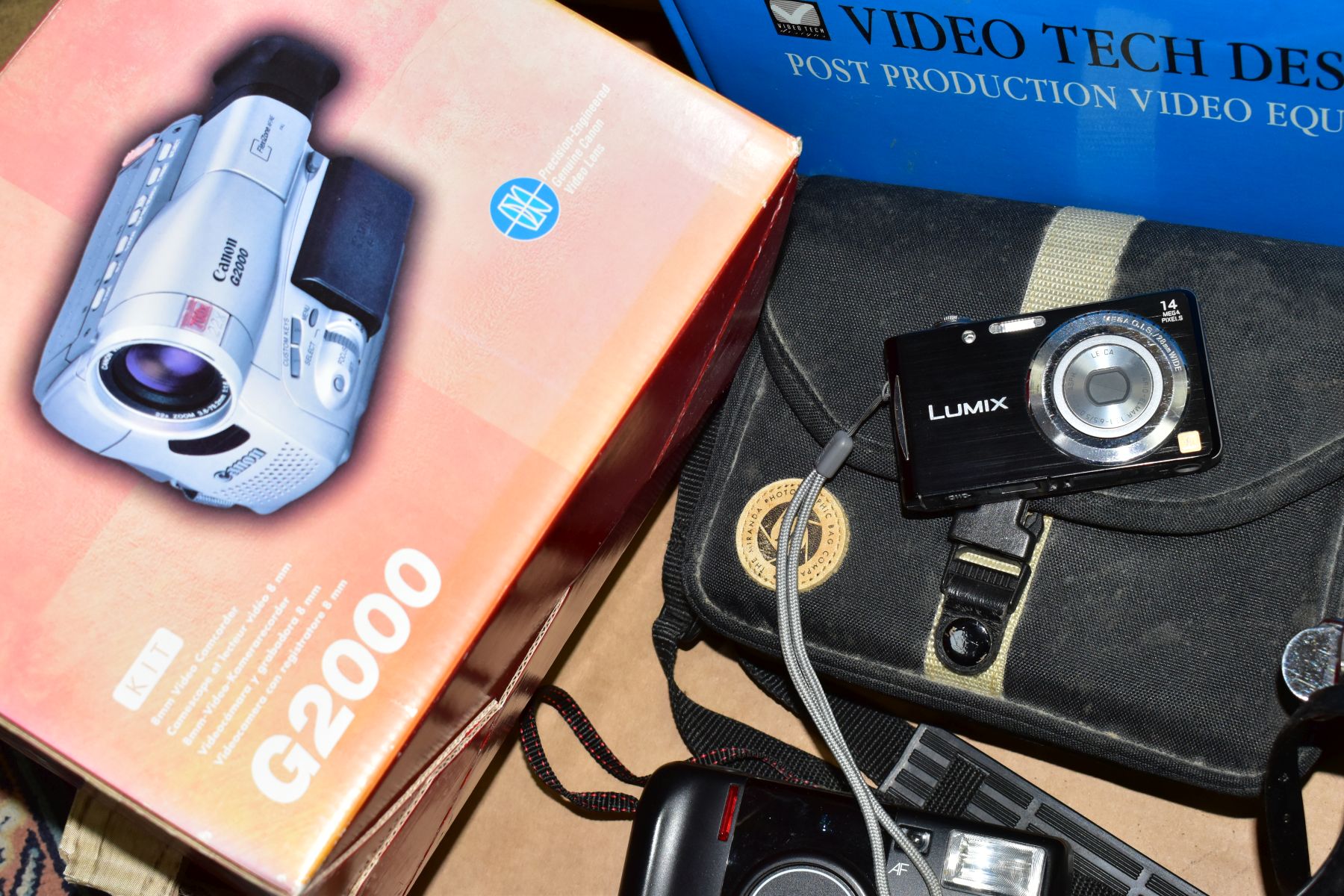 A BOX OF CAMERAS AND PHOTOGRAPHIC EQUIPMENT, to include a Fujica ST701 SLR camera with Fujinon f1. - Image 4 of 6