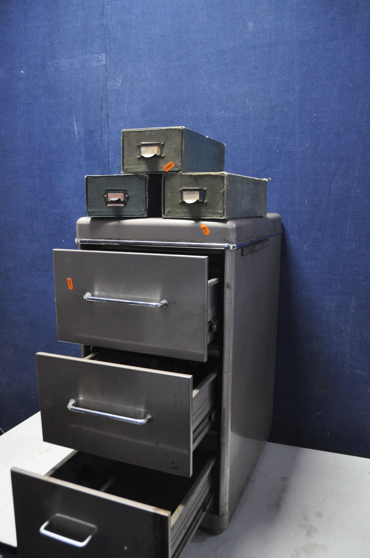 A METAL THREE DRAW FILING CABINET along with three cardboard organizers a vintage hole punch and a - Bild 2 aus 4