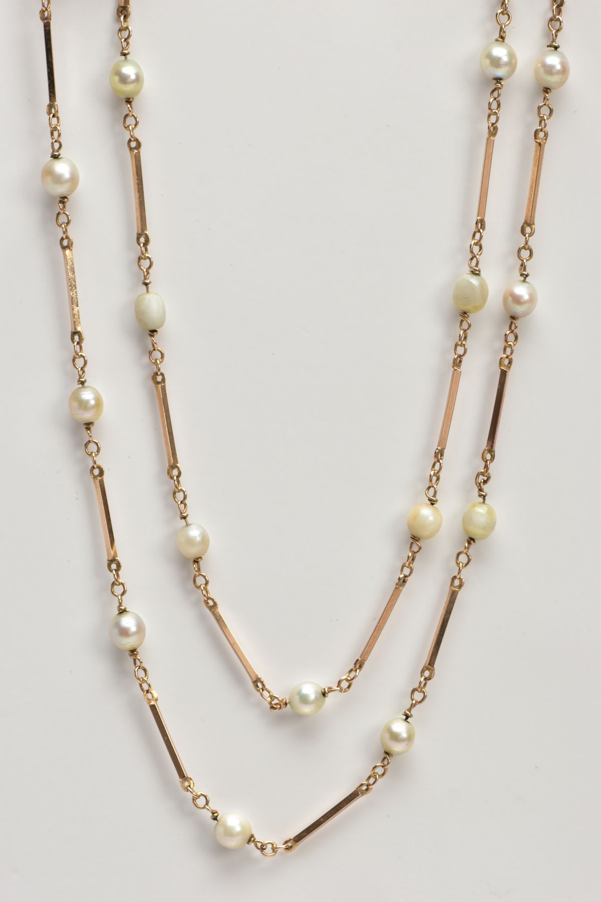 A YELLOW METAL CULTURED PEARL NECKLACE, a cultured pearl necklace interspaced with yellow metal - Image 4 of 6