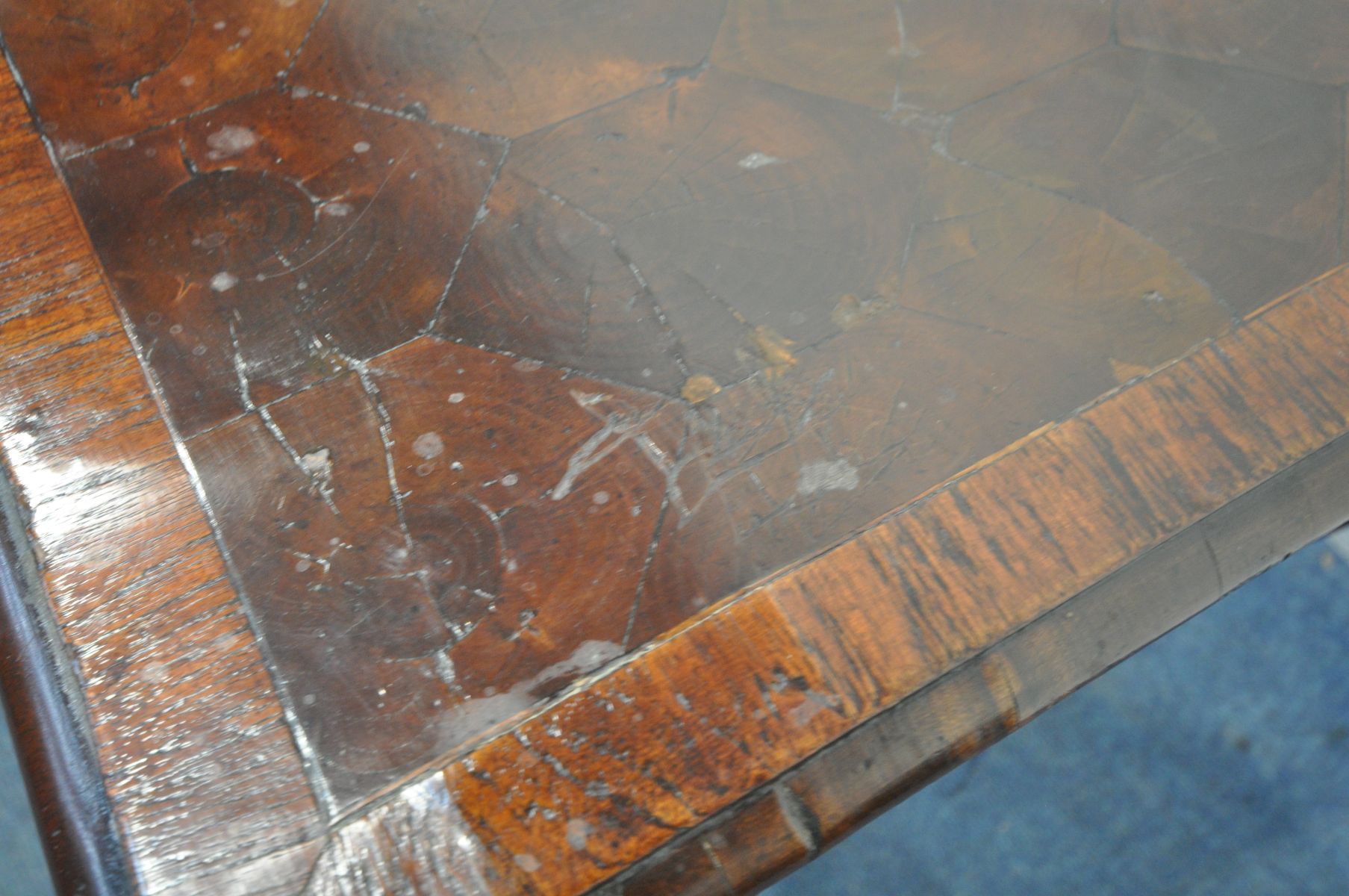 A 19TH CENTURY WALNUT AND MAHOGANY CENTRE TABLE, in the 17th century style, the top decorated with - Bild 11 aus 11