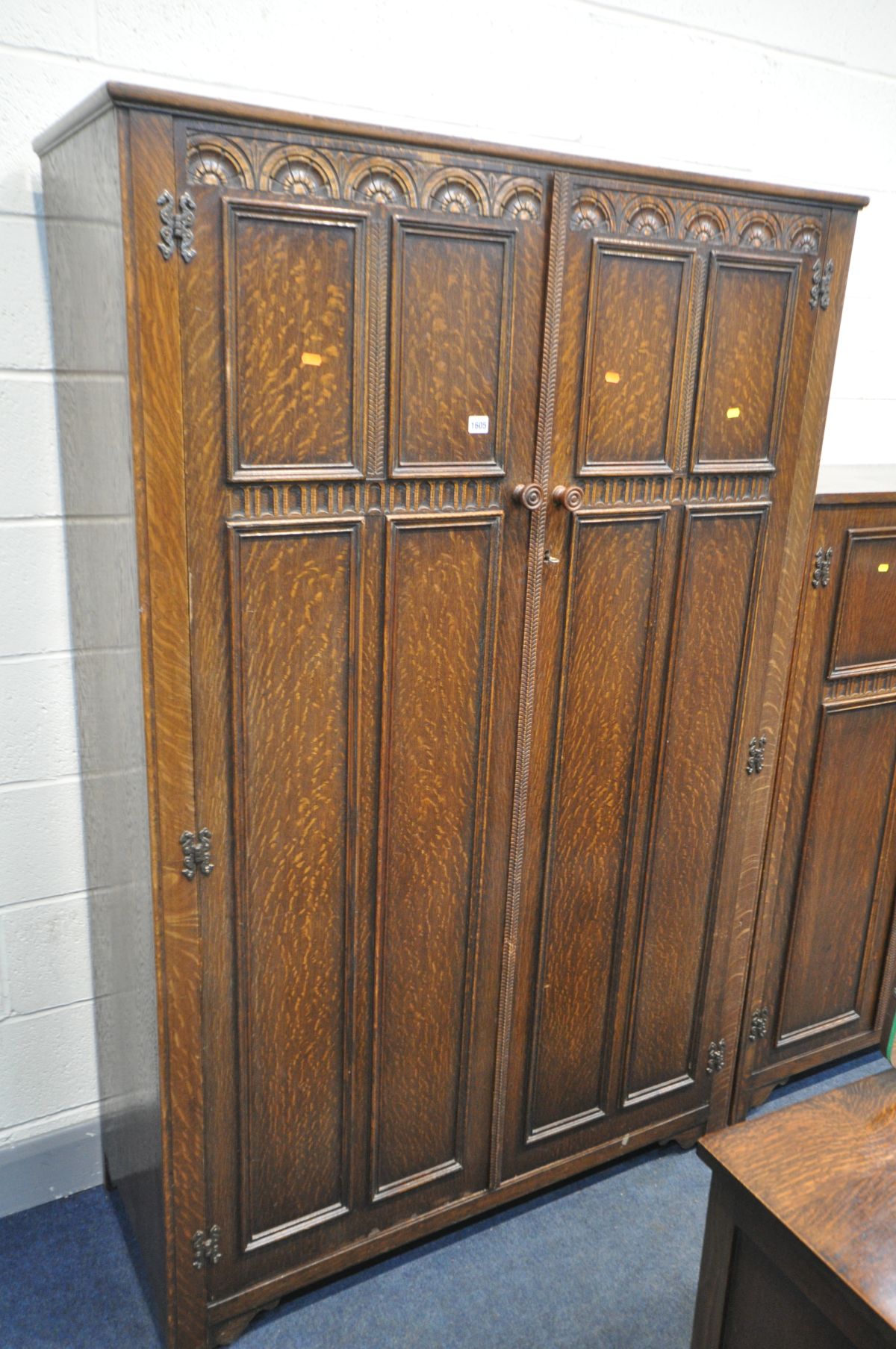 AN EARLY TO MID 20TH CENTURY OAK BEDROOM SUITE, comprising a large double door wardrobe, with key - Image 2 of 4