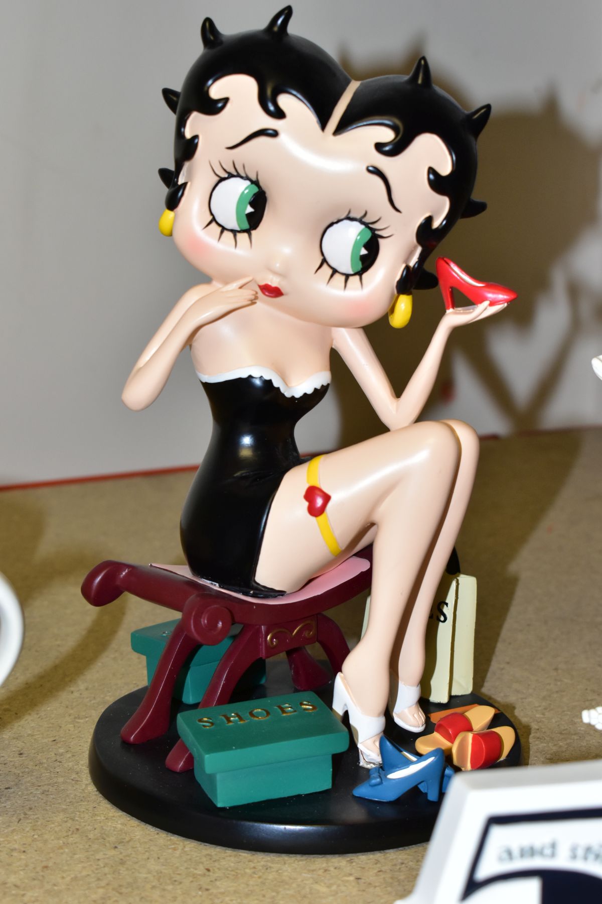 SIX BETTY BOOP ITEMS, to include two officially licensed large resin figures Fitting Shoes and Betty - Image 4 of 9