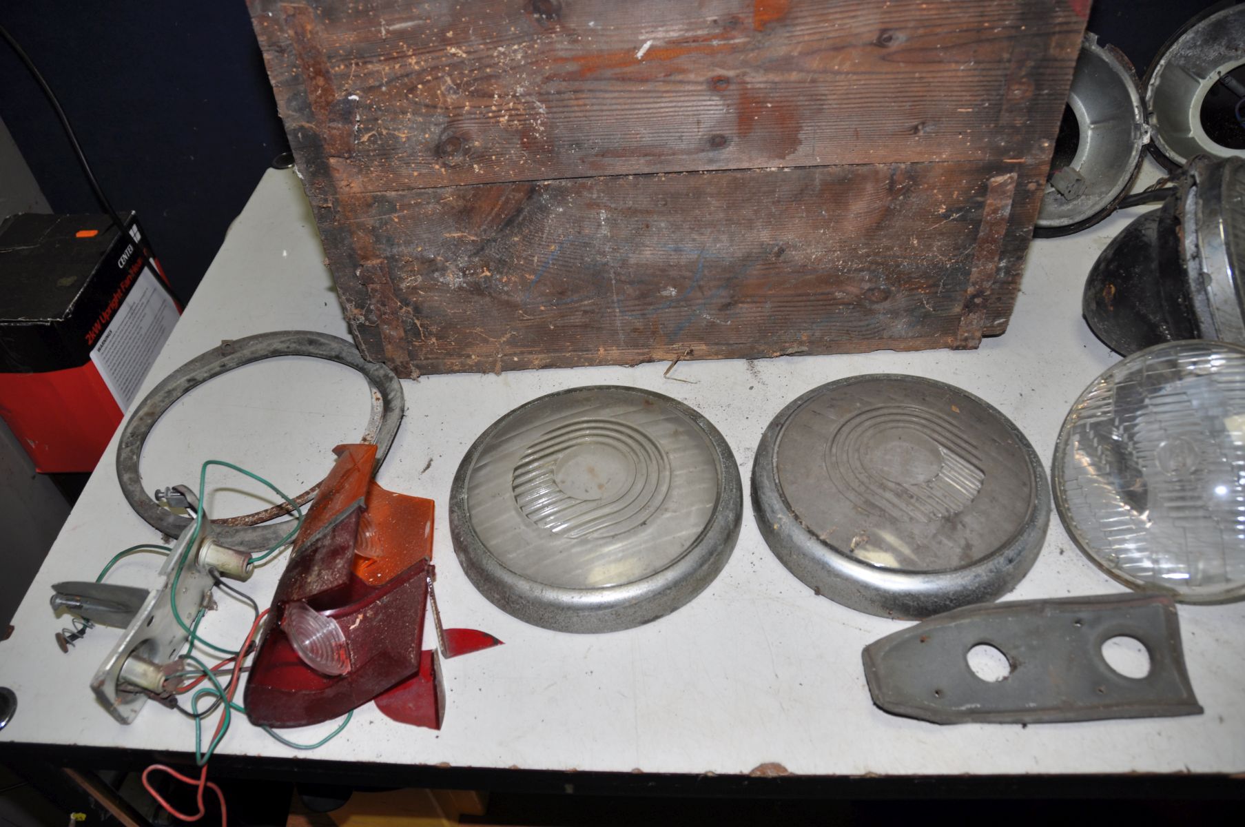 A VINTAGE WOODEN BOX CONTAINING VINTAGE CAR LIGHTS possibly from a Morris Minor and other - Image 2 of 3