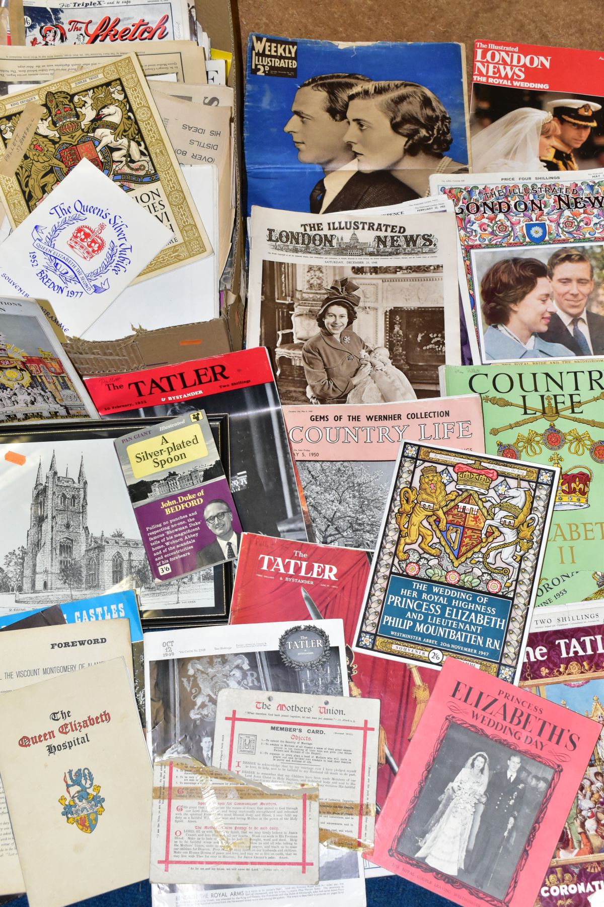 A BOX OF EPHEMERA RELATING TO ROYALTY ETC, to include souvenirs, magazines and newspapers