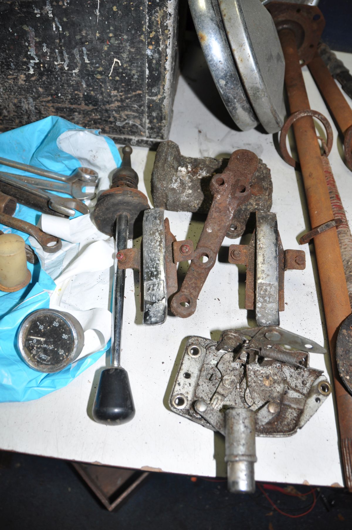 A COLLECTION OF VINTAGE CAR PARTS possibly all from a Morris Minor these include two Morris Minor - Image 6 of 8