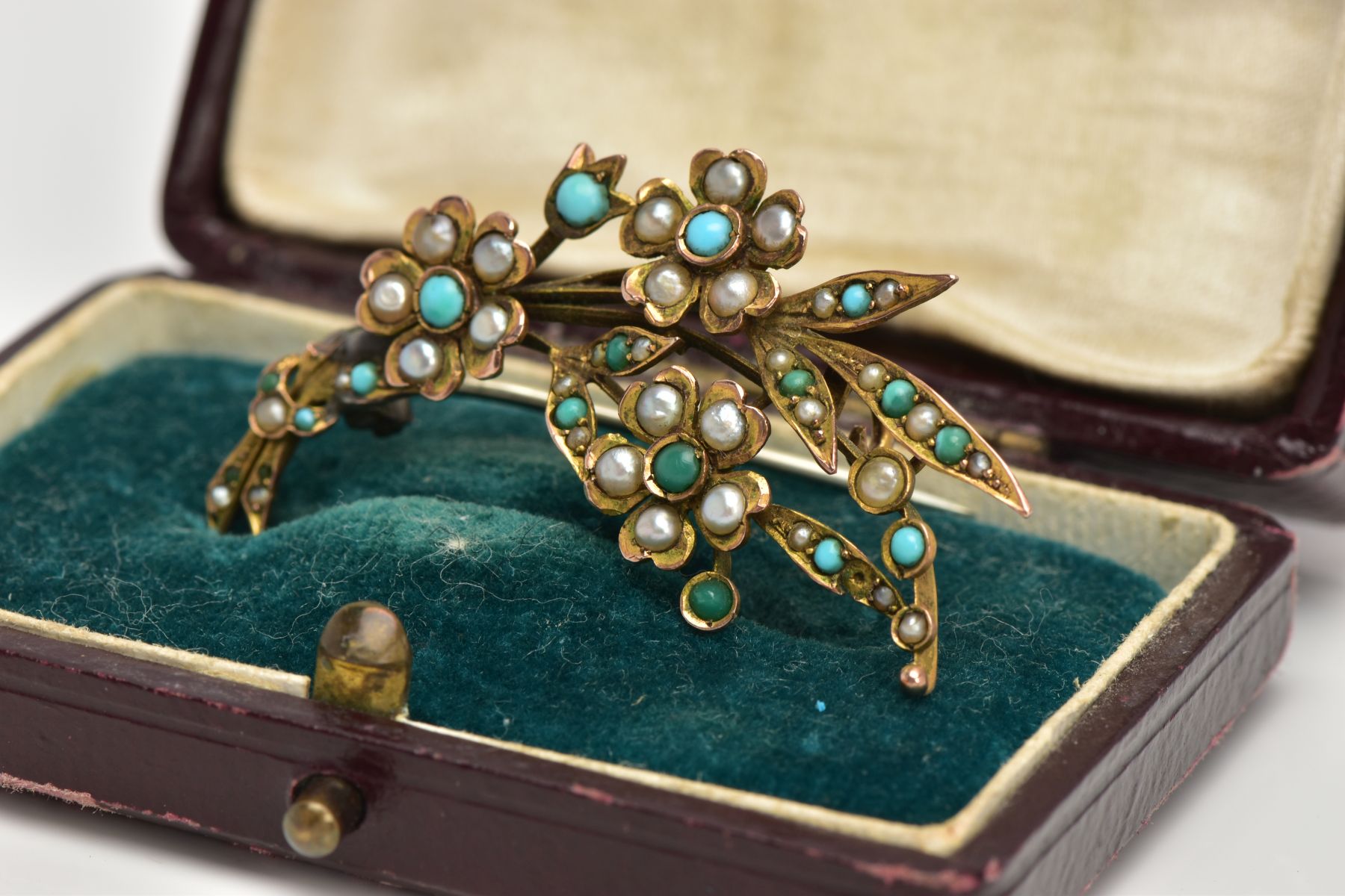 A YELLOW METAL FLORAL BROOCH, floral spray brooch set with turquoise cabochons and seed pearls, - Image 3 of 5