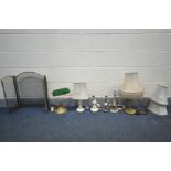 A BRASS BANKERS LAMP, five various table lamps, four with shades and a brass folding fire screen (