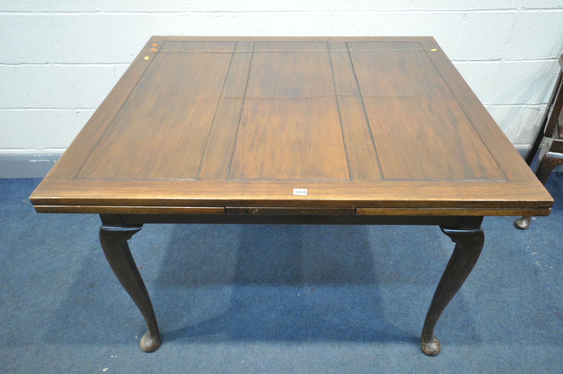 A 20TH CENTURY MAHOGANY DRAW LEAF DINING TABLE, on Queen Anne legs, open length 214cm x closed - Bild 4 aus 5