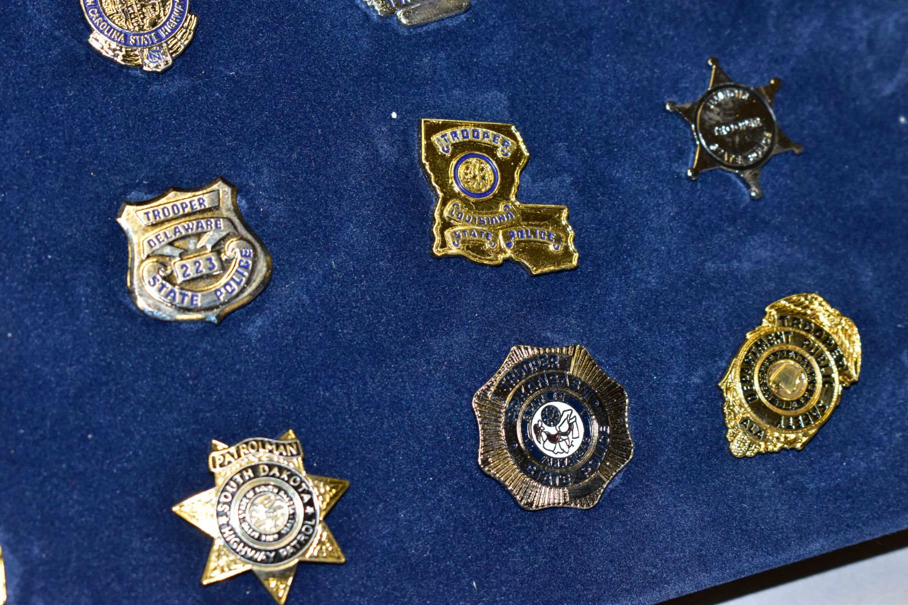 A MAYFAIR CASED THE AUTHENTIC US POLICE BADGE COLLECTION, comprising twenty eight miniature police - Image 6 of 7