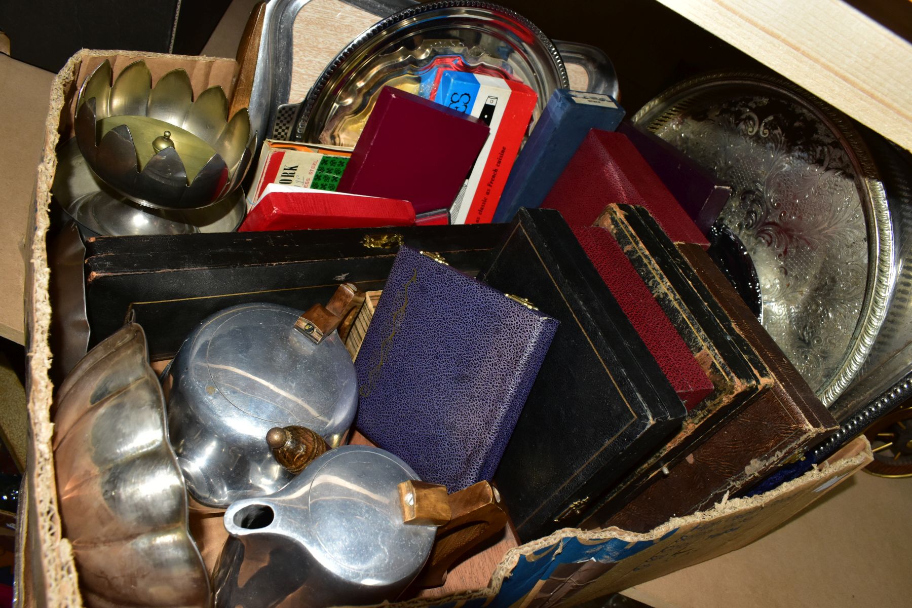 SIX BOXES OF CUTLERY AND OTHER METAL WARES, to include a quantity of loose forks, knives (FOR SALE - Image 7 of 13