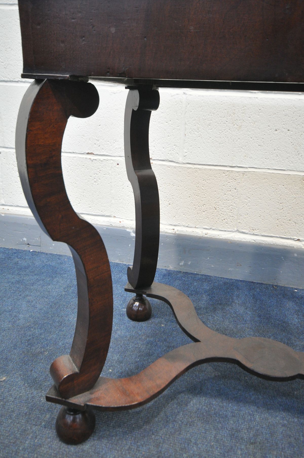 A 19TH CENTURY WALNUT AND MAHOGANY CENTRE TABLE, in the 17th century style, the top decorated with - Bild 6 aus 11