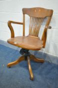 AN EARLY TO MID 20TH CENTURY OAK SWIVEL OFFICE CHAIR
