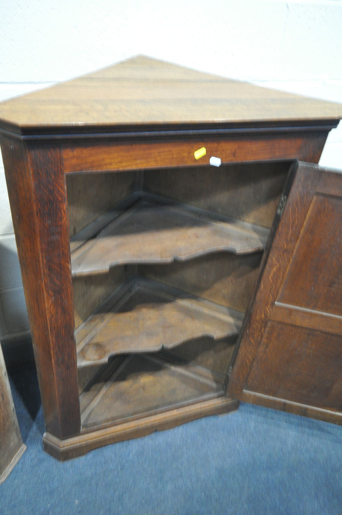 TWO GEORGIAN OAK HANGING CORNER CUPBOARD, largest cupboard width 85cm x depth 47cm x height 106cm ( - Bild 2 aus 3