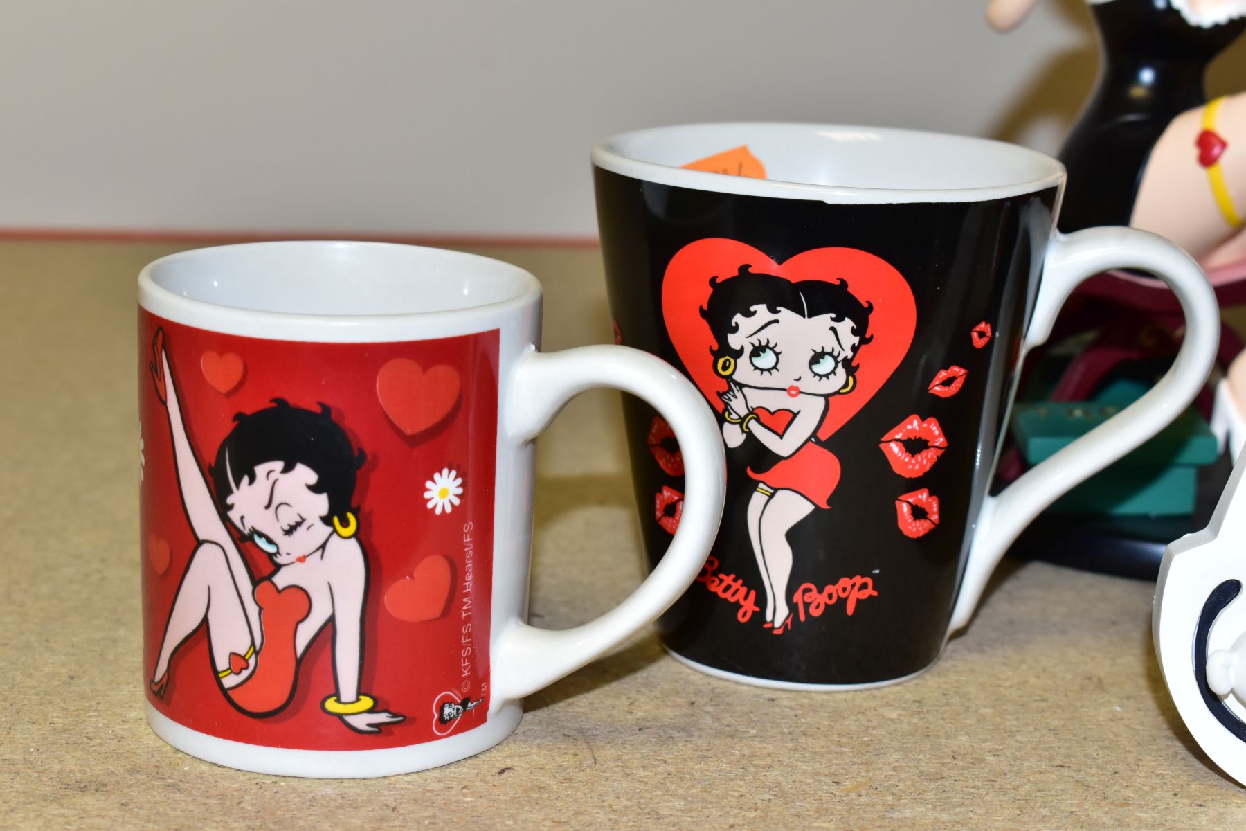 SIX BETTY BOOP ITEMS, to include two officially licensed large resin figures Fitting Shoes and Betty - Image 3 of 9