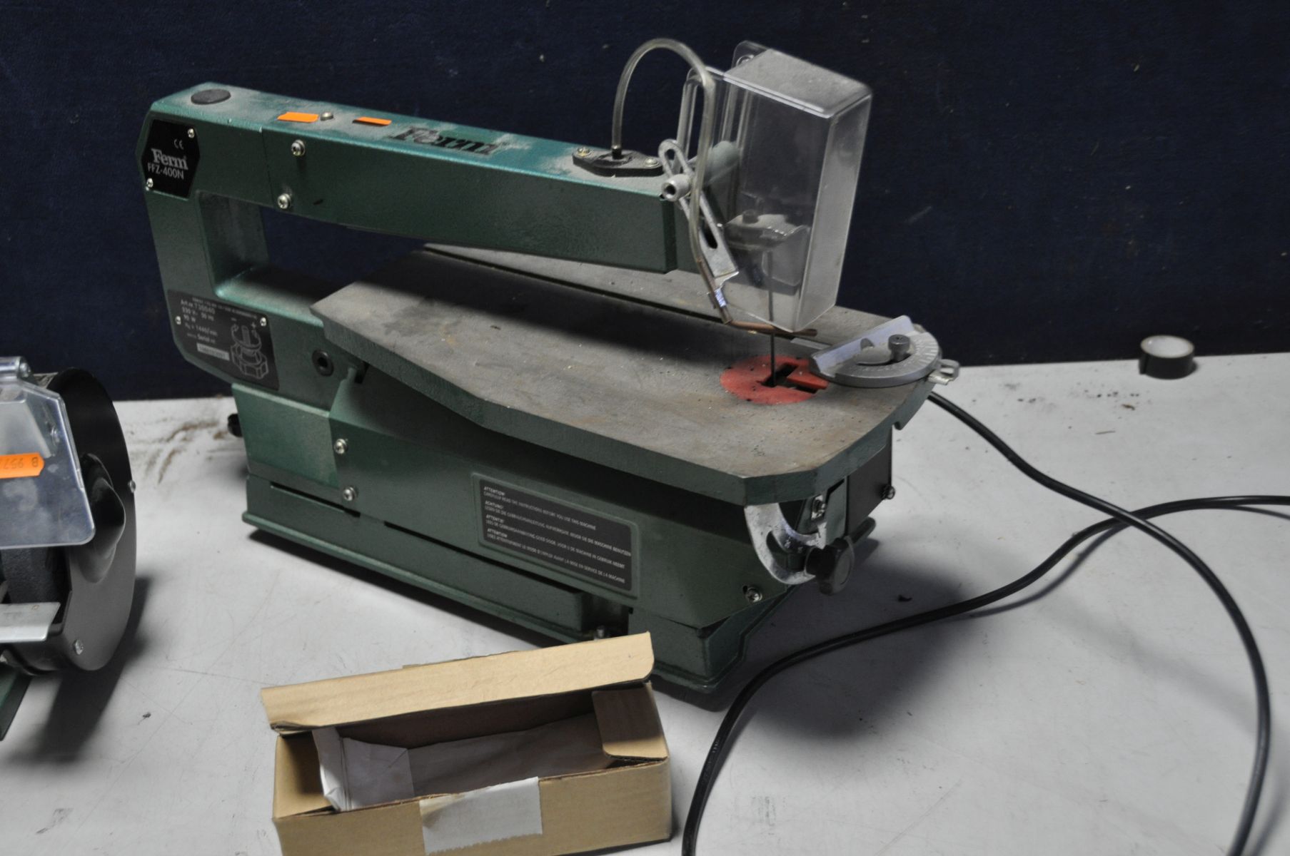 A FERM FFZ400N SCROLL SAW with a box of spare blade and mitre guide along with a Ferm FSM150 bench - Image 3 of 3