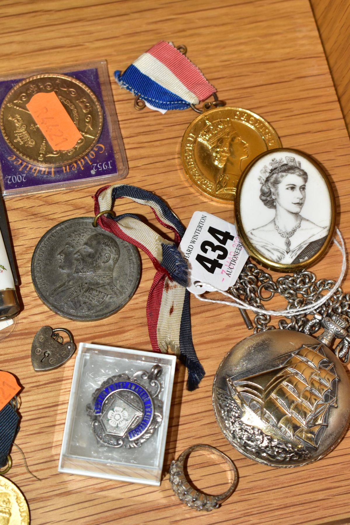 A GROUP OF ROYAL COMMEMORATIVE MEDALS, JEWELLERY ETC, to include an oval hinged silver trinket box - Image 4 of 4