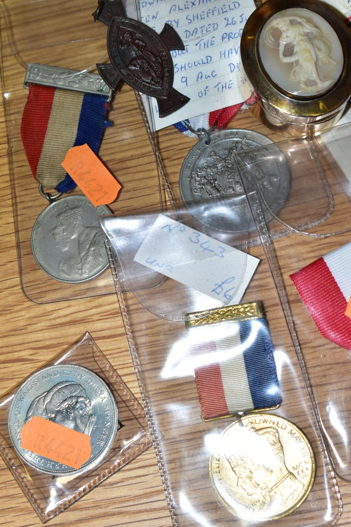 A GROUP OF ROYAL COMMEMORATIVE MEDALS, JEWELLERY ETC, to include an oval hinged silver trinket box - Image 2 of 4