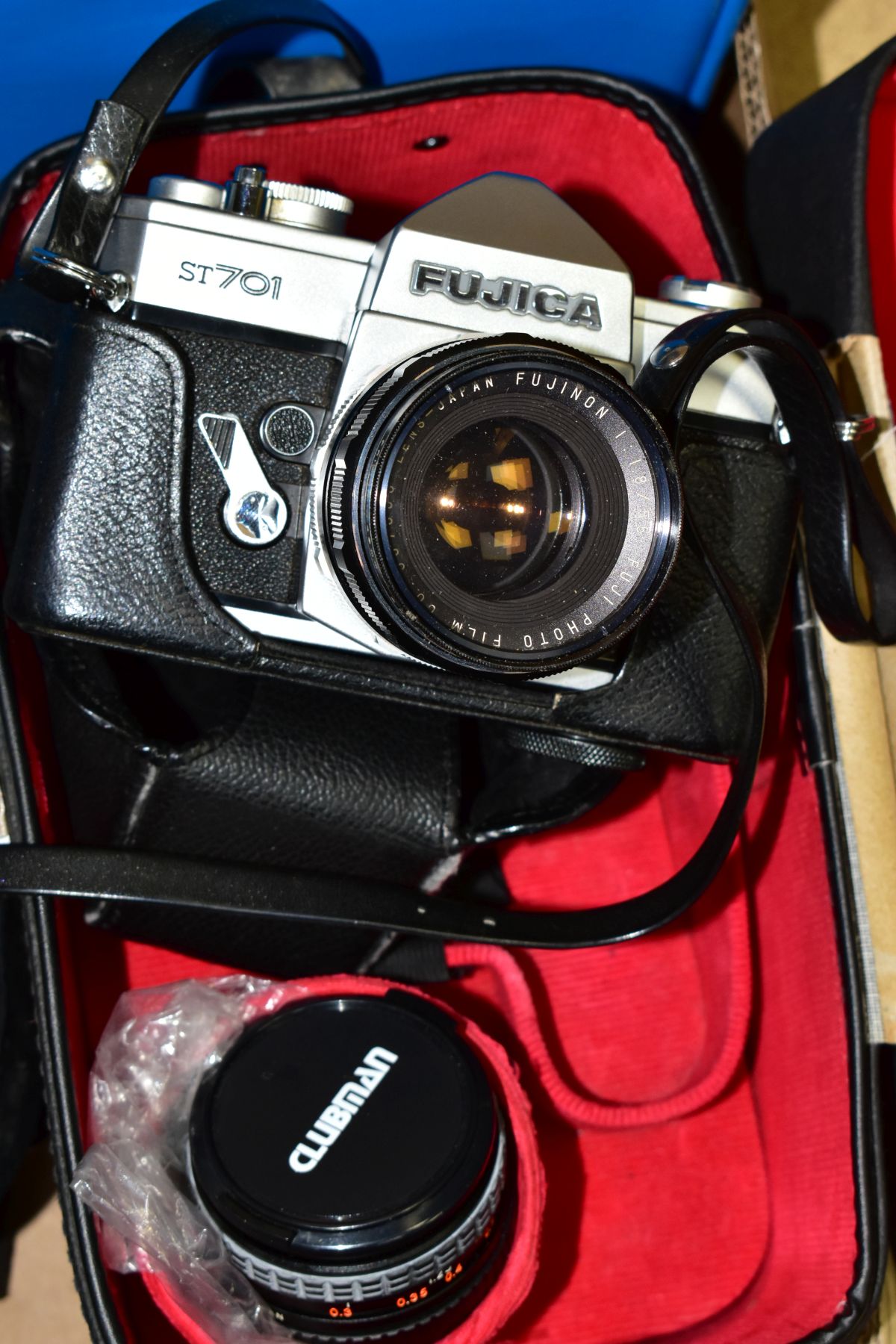 A BOX OF CAMERAS AND PHOTOGRAPHIC EQUIPMENT, to include a Fujica ST701 SLR camera with Fujinon f1. - Image 3 of 6