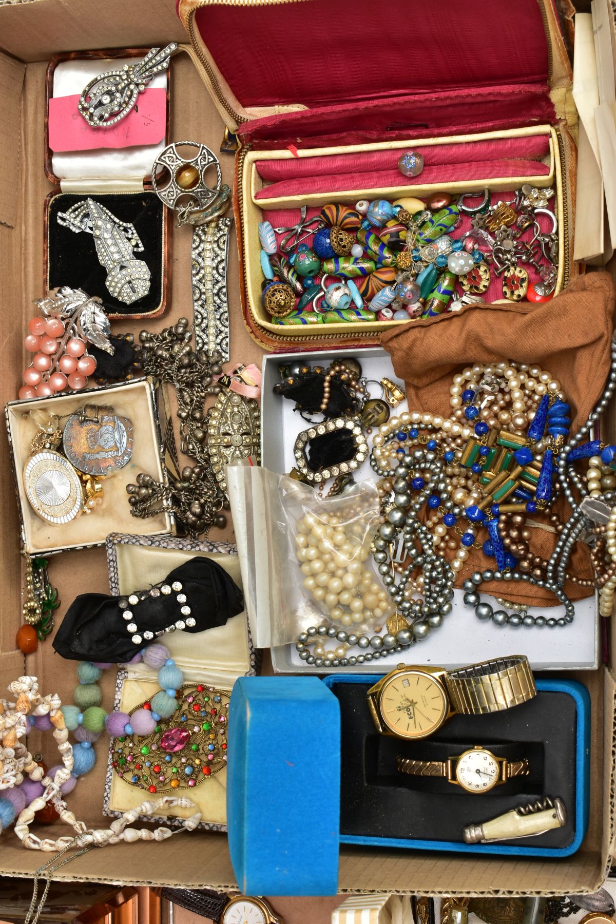 A BOX OF ASSORTED ITEMS, to include various early to mid-20th century costume jewellery pieces, - Image 3 of 13