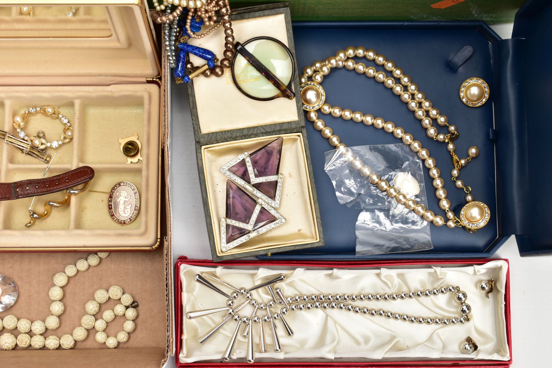 A BOX OF ASSORTED ITEMS, to include various early to mid-20th century costume jewellery pieces, - Image 2 of 13