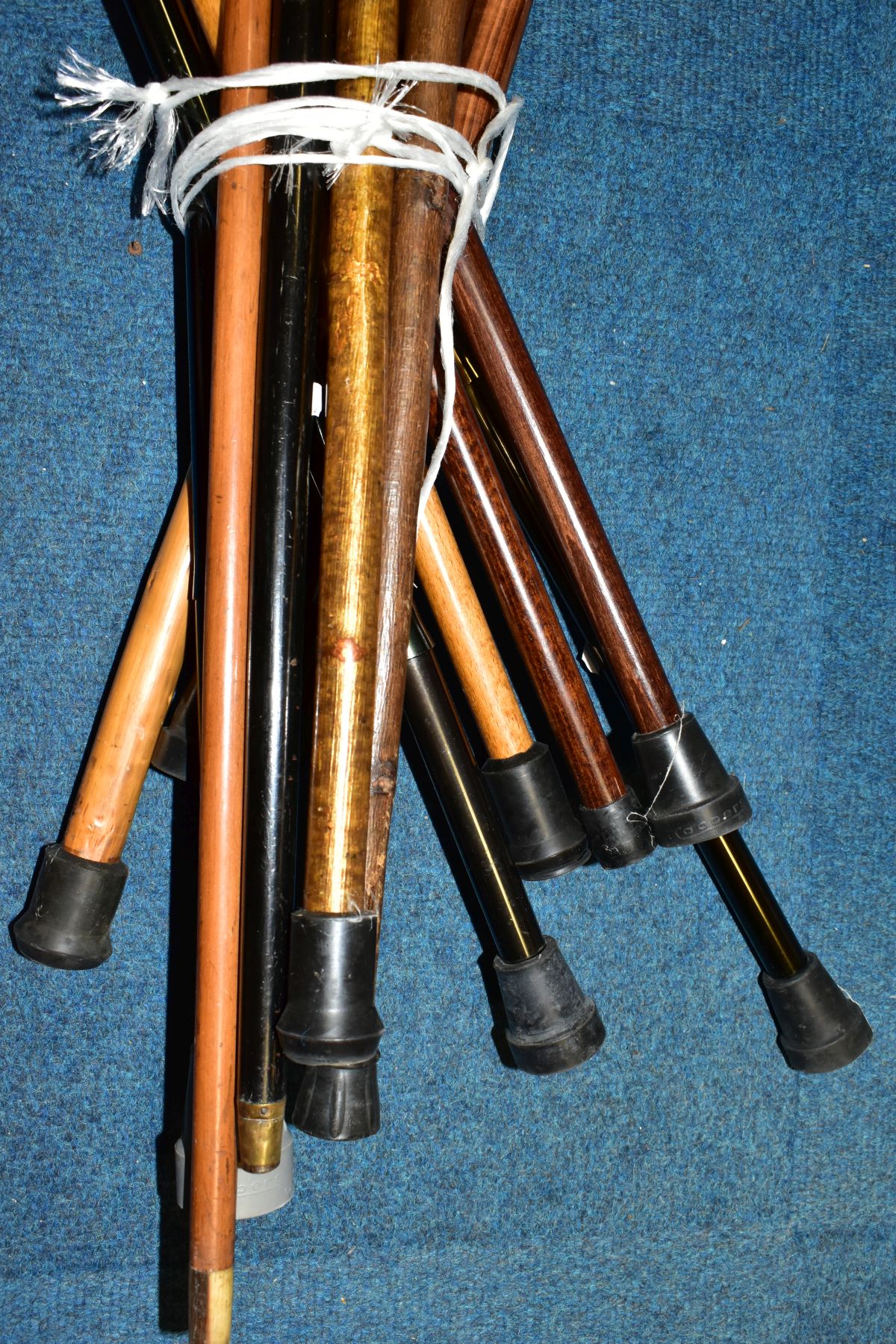 A BUNDLE OF THIRTEEN LATE 20TH / EARLY 21ST CENTURY WALKING STICKS, mostly wooden handled, one - Image 5 of 12