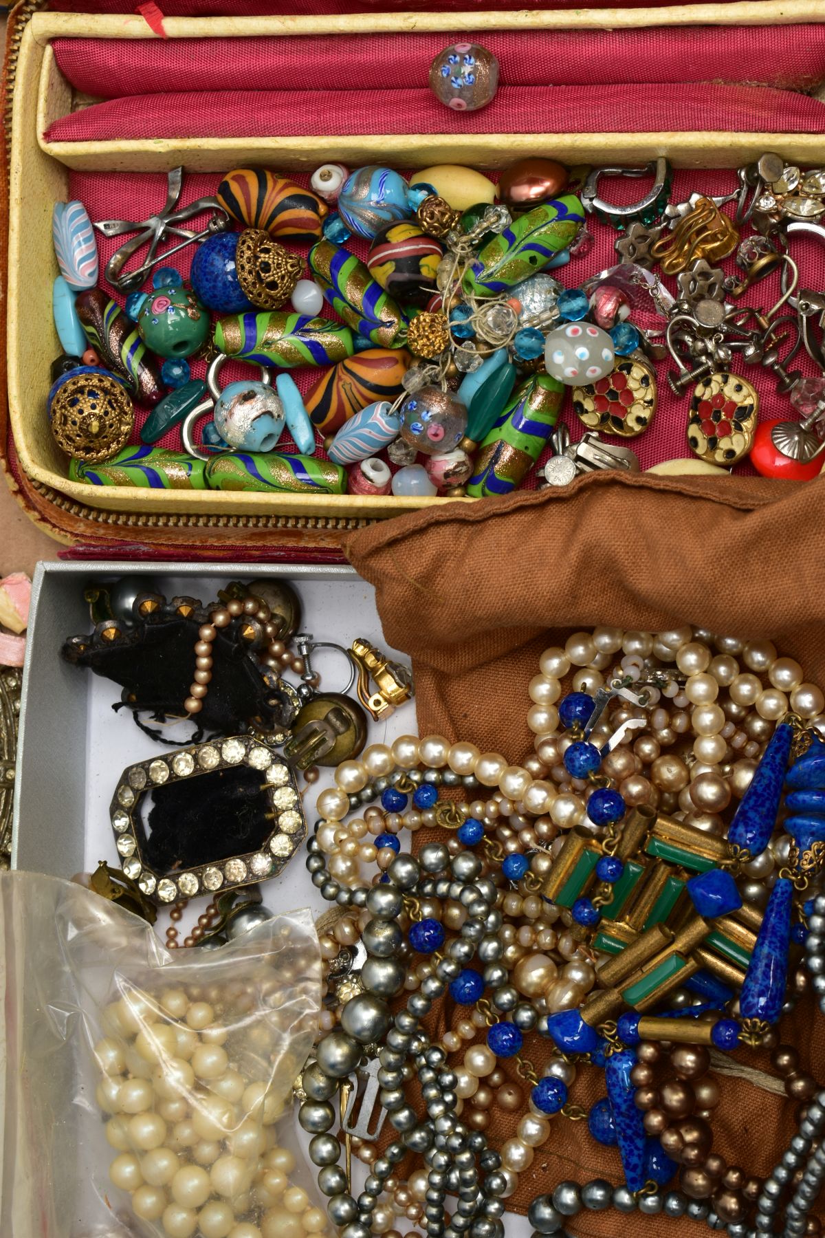 A BOX OF ASSORTED ITEMS, to include various early to mid-20th century costume jewellery pieces, - Image 5 of 13