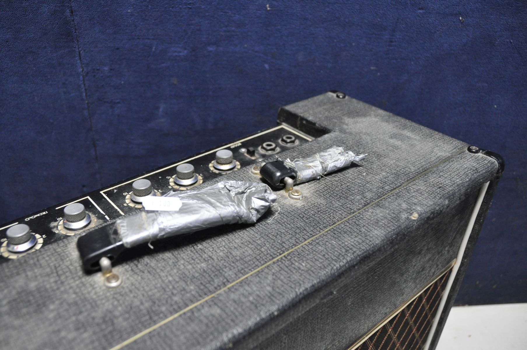 A VOX TRAVELLER GUITAR AMPLIFIER with some damage to carry handle (PAT pass and powers up but - Image 2 of 3