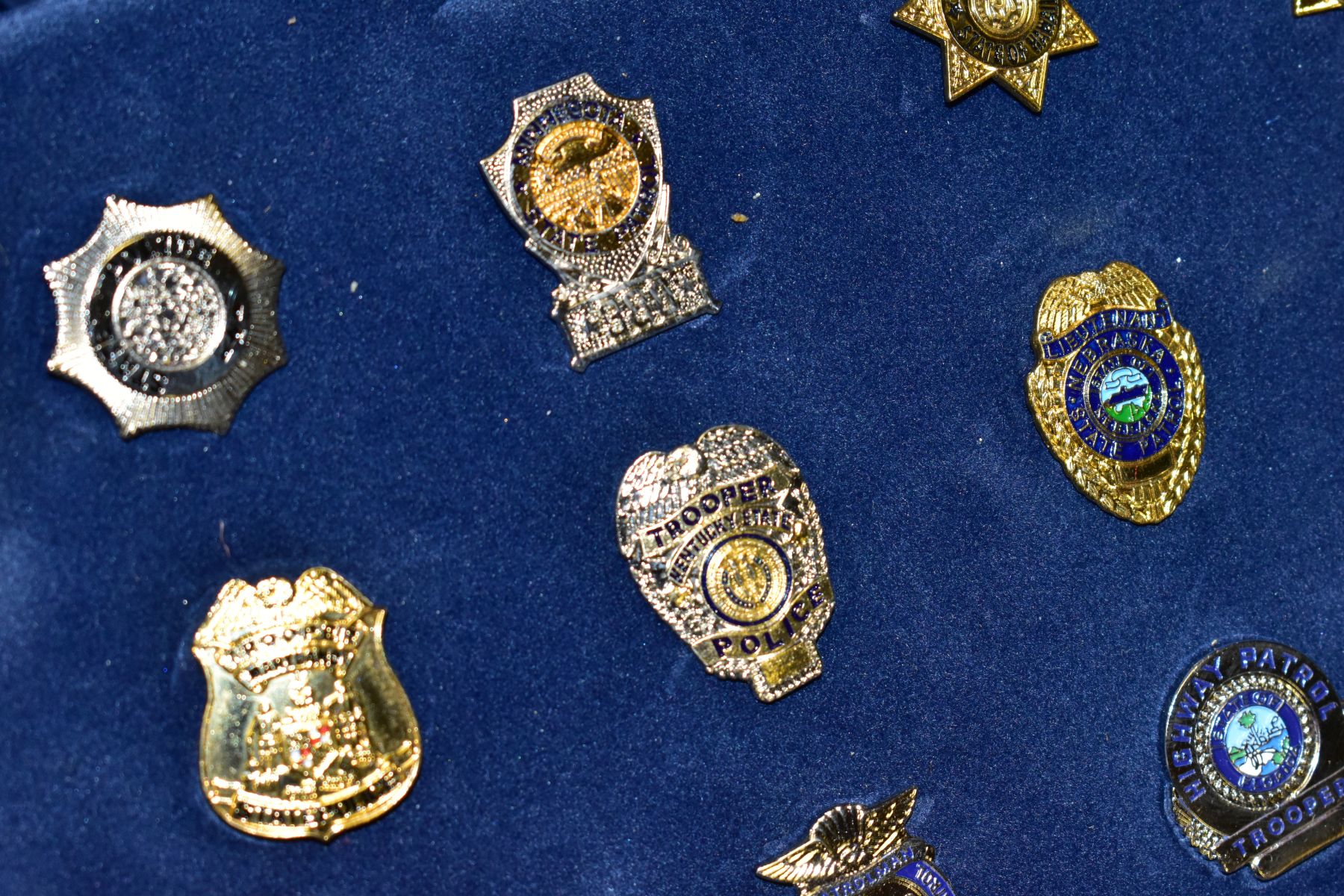 A MAYFAIR CASED THE AUTHENTIC US POLICE BADGE COLLECTION, comprising twenty eight miniature police - Image 4 of 7