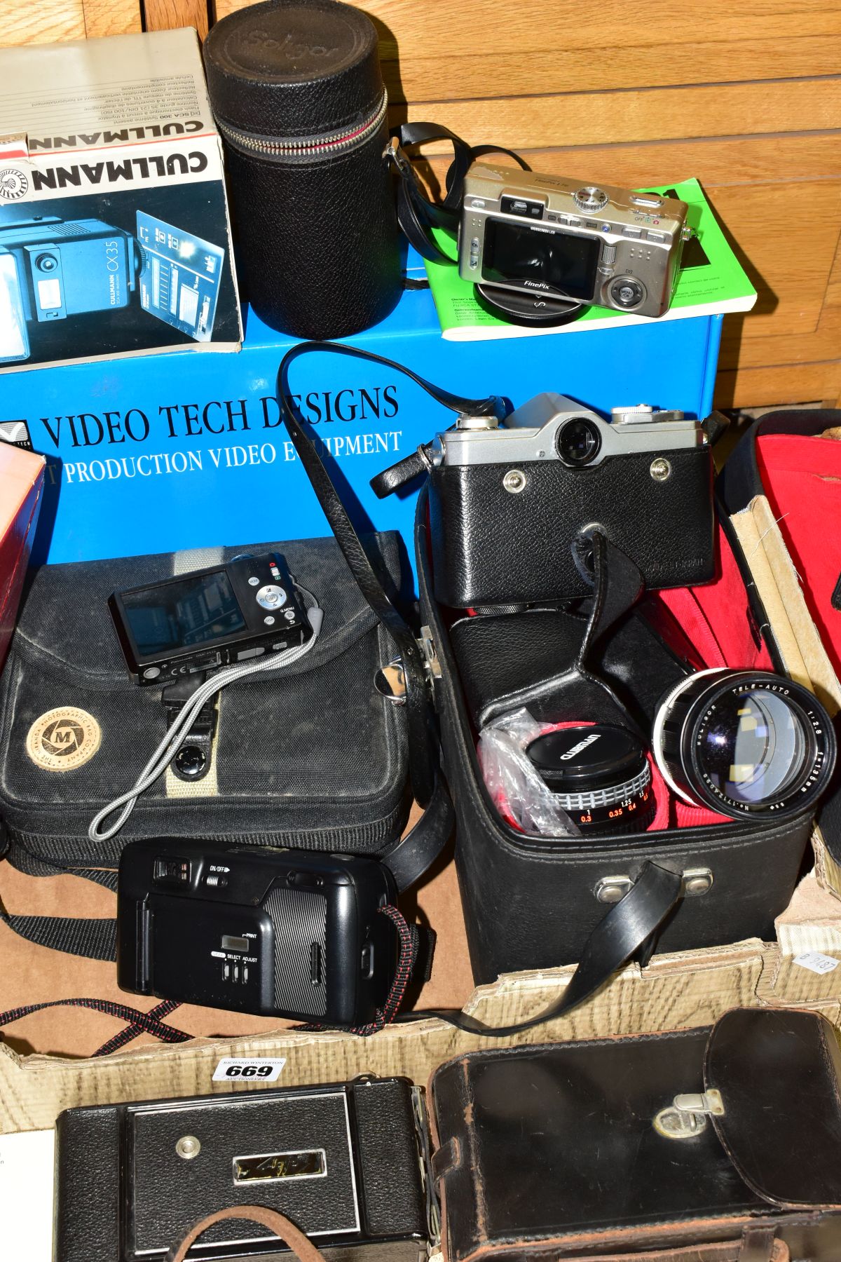 A BOX OF CAMERAS AND PHOTOGRAPHIC EQUIPMENT, to include a Fujica ST701 SLR camera with Fujinon f1. - Image 6 of 6