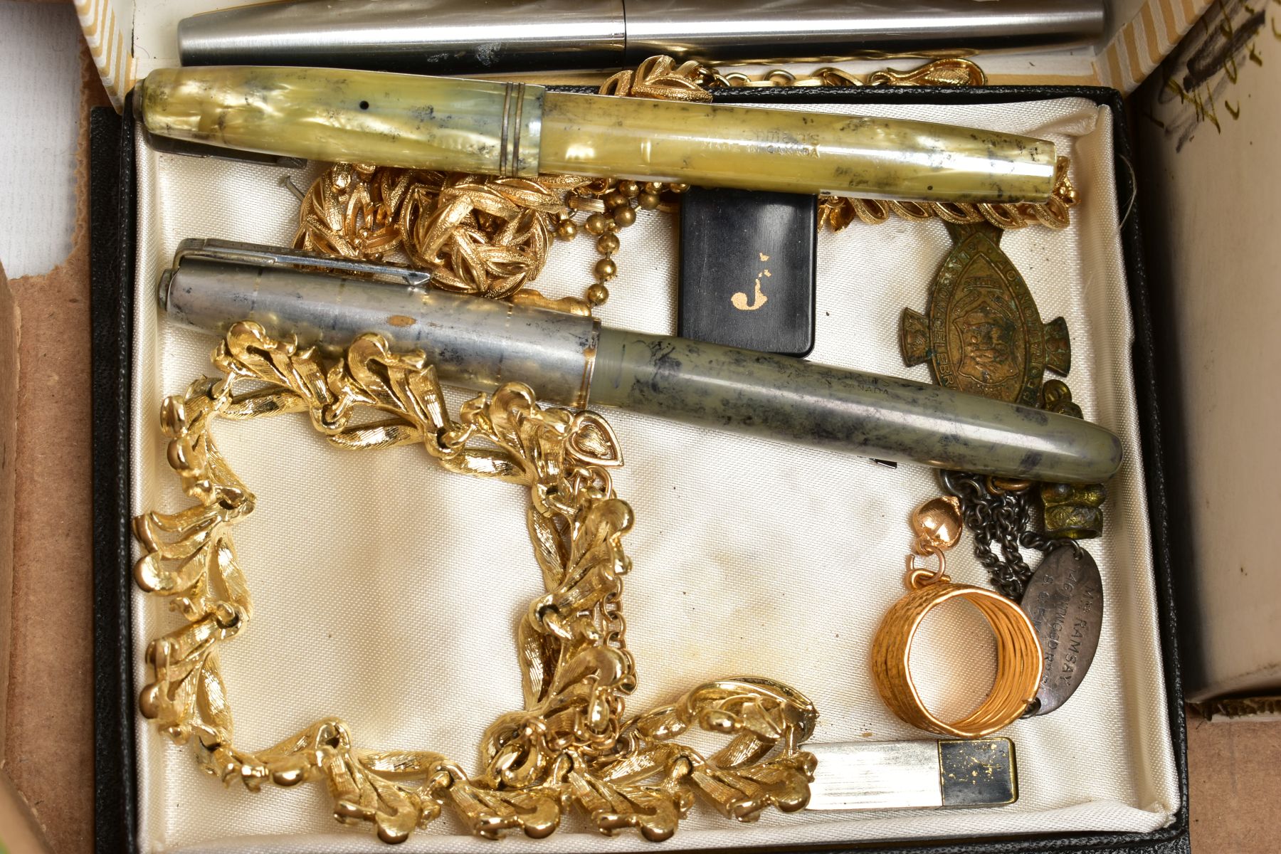 A BOX OF ASSORTED ITEMS, to include various early to mid-20th century costume jewellery pieces, - Image 10 of 13