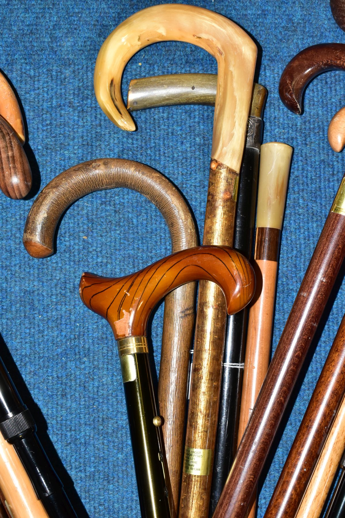 A BUNDLE OF THIRTEEN LATE 20TH / EARLY 21ST CENTURY WALKING STICKS, mostly wooden handled, one - Image 10 of 12