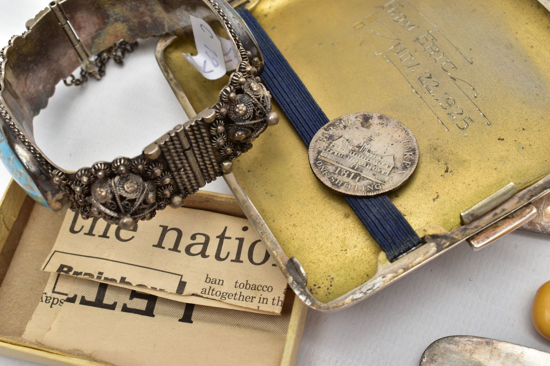 A BOX OF ASSORTED ITEMS, to include a silver cigarette case, foliate scroll detail with an - Image 6 of 6