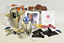 A QUANTITY OF UNBOXED AND ASSORTED MODERN STAR WARS TOYS AND COLLECTABLES, to include Galoob