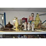 A GROUP OF TABLE LAMPS, FIGURINES AND ORNAMENTS, to include nine vintage and modern table lamp