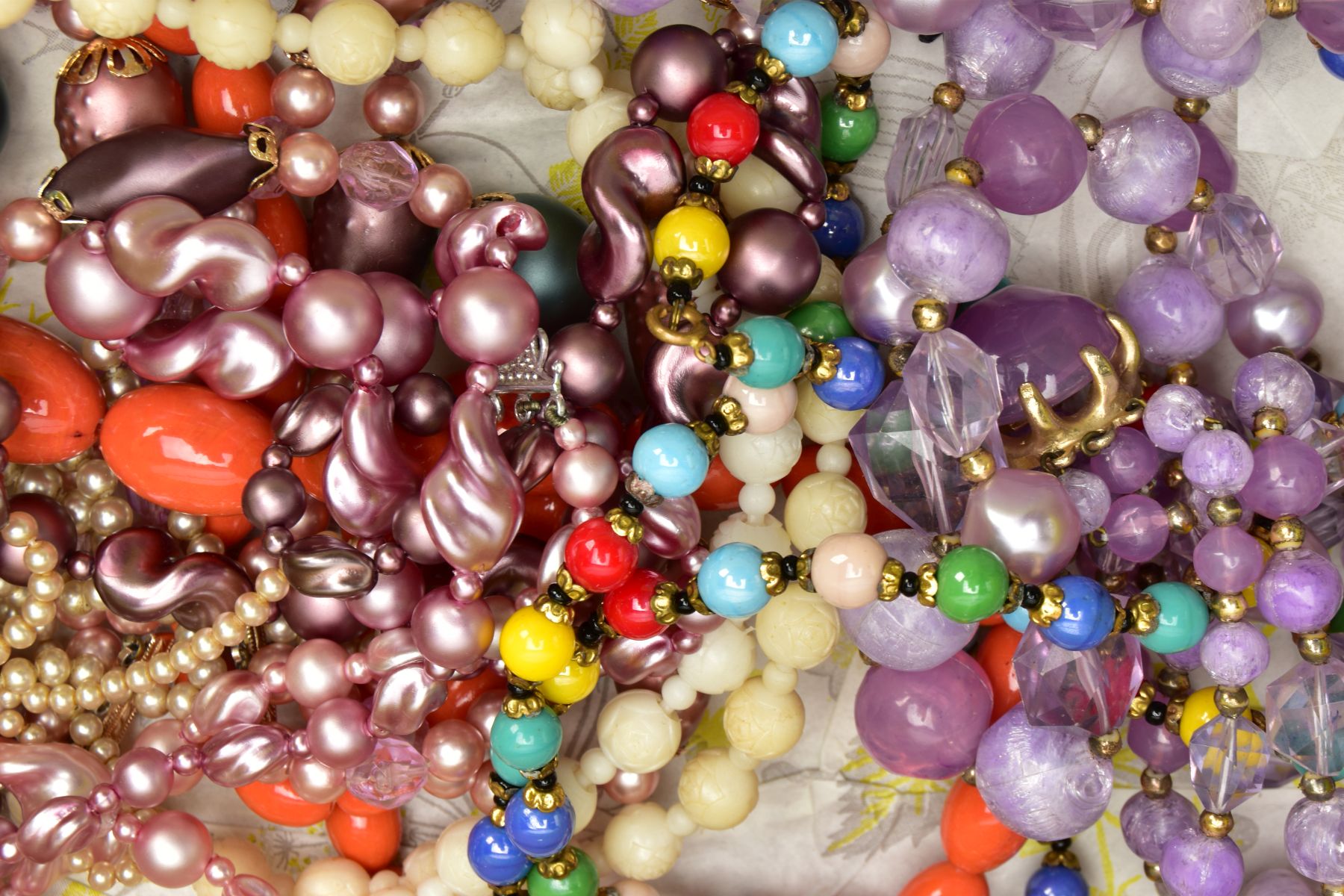 A BOX OF ASSORTED COSTUME JEWELLERY, to include a selection of clip on earrings, rings in vintage - Image 3 of 3