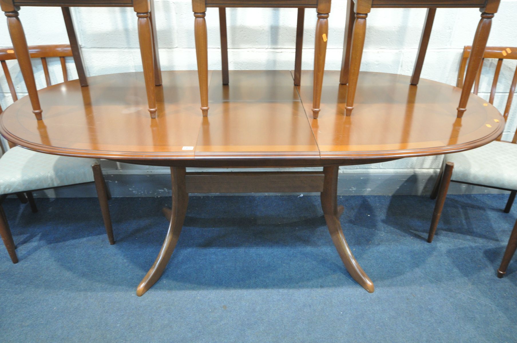 A MORRIS FURNITURE CO EXTENDING DINING TABLE, with a single additional fold out leaf, extended - Bild 3 aus 3