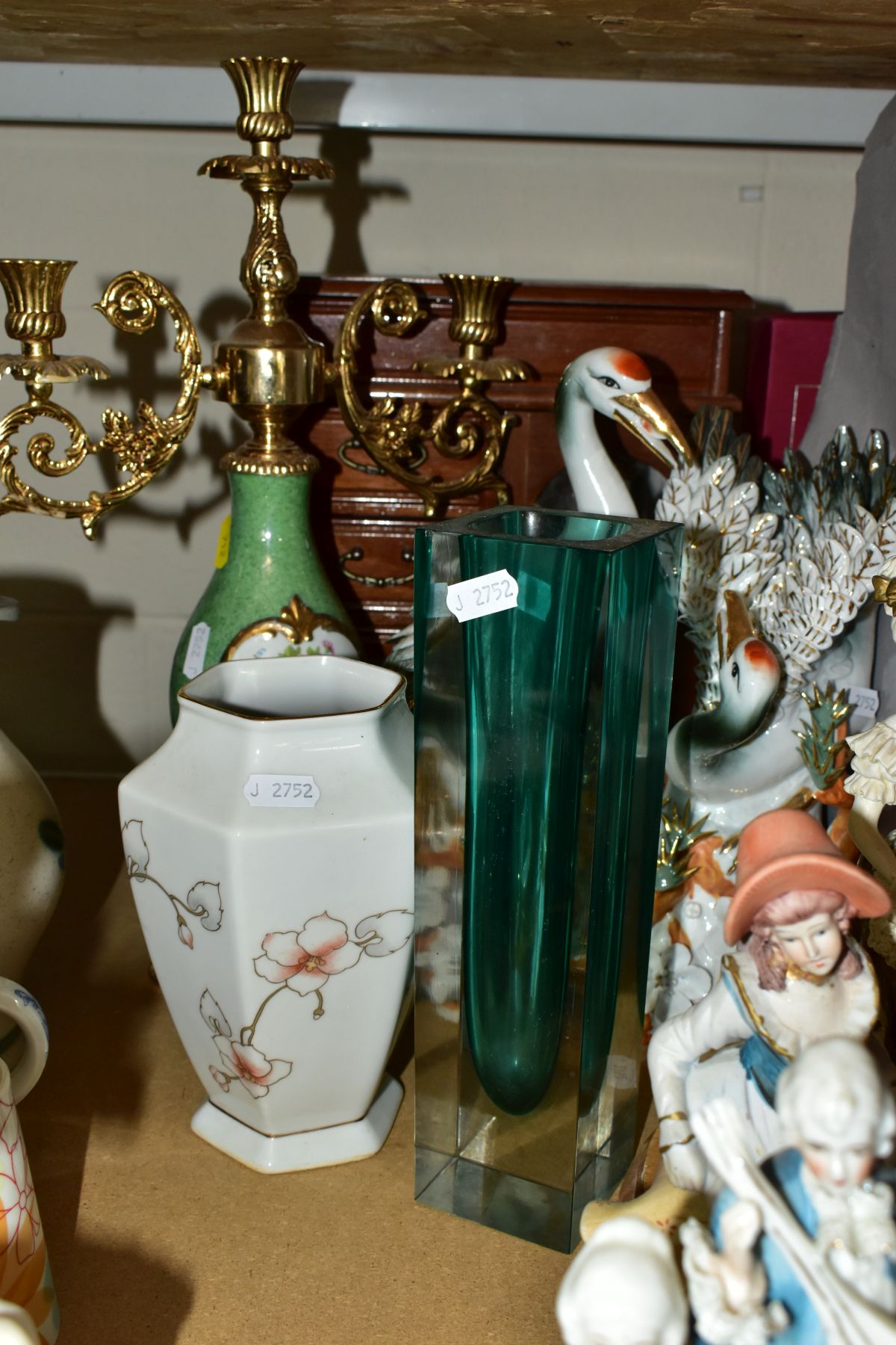 A GROUP OF CERAMICS, GLASSWARES AND SUNDRY ITEMS, sixteen pieces to include an emerald green - Image 6 of 8