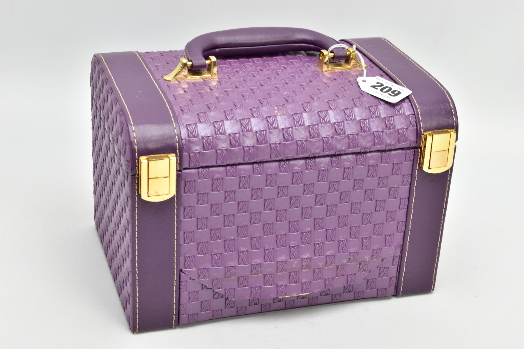 A JEWELLERY BOX AND ASSORTED COSTUME JEWELLERY ITEMS, a purple travel jewellery case together with a - Image 6 of 6