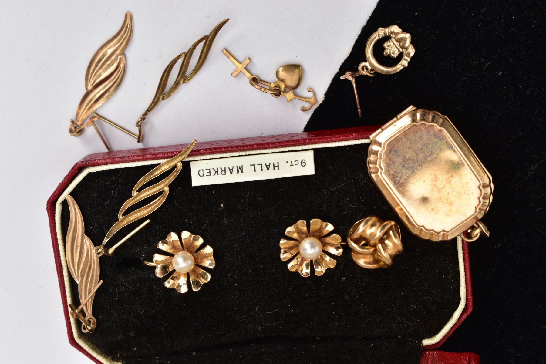 A PAIR OF 9CT GOLD EARRINGS AND A SELECTION OF YELLOW METAL JEWELLERY, a pair of floral earrings set - Image 2 of 2