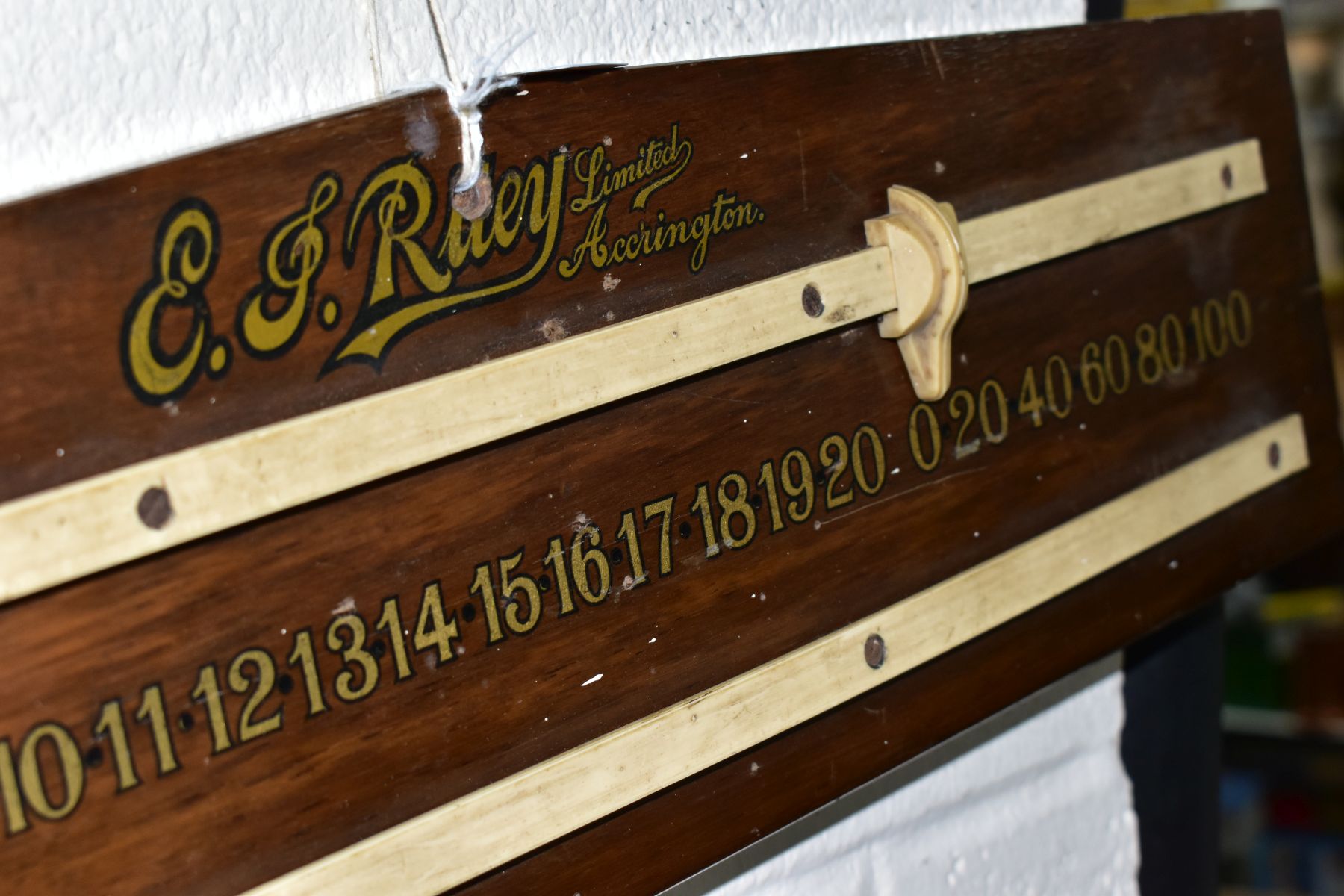 A VINTAGE RILEY MAHOGANY SNOOKER SCORE BOARD, approximate length 57cm - Image 3 of 3